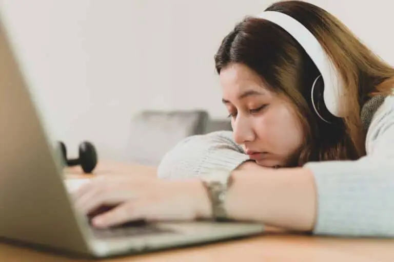 12 Reasons Why You Feel Sleepy in Online Classes